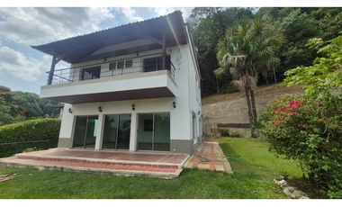 ARRIENDO CASA CAMPESTRE  VIA  ACACIAS