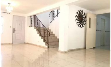 SE VENDE CASA EN URBANIZACIÓN LA LOMA