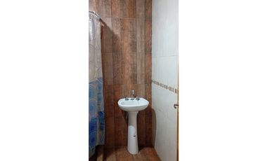 LATORRE PROP. VENDE CASA 3 AMB CON PARQUE EN EL BARRIO PARQUE PEÑA