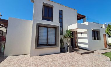 VENTA HERMOSA E ILUMINADA CASA COSTA LAGUNA