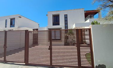 VENTA HERMOSA E ILUMINADA CASA COSTA LAGUNA