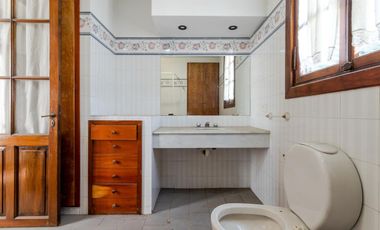 Casa en  Banfield  de corte antiguo reciclada a nuevo. Ideal dos familias .