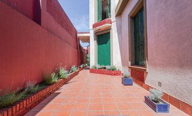 Casa en  Banfield  de corte antiguo reciclada a nuevo. Ideal dos familias .