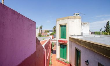 Casa en  Banfield  de corte antiguo reciclada a nuevo. Ideal dos familias .
