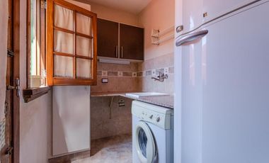 Casa en  Banfield  de corte antiguo reciclada a nuevo. Ideal dos familias .