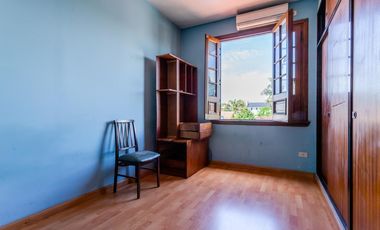 Casa en  Banfield  de corte antiguo reciclada a nuevo. Ideal dos familias .