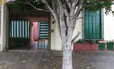 Casa en  Banfield  de corte antiguo reciclada a nuevo. Ideal dos familias .