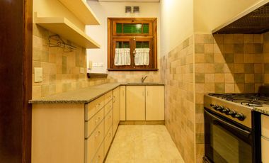 Casa en  Banfield  de corte antiguo reciclada a nuevo. Ideal dos familias .