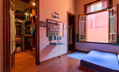 Casa en  Banfield  de corte antiguo reciclada a nuevo. Ideal dos familias .