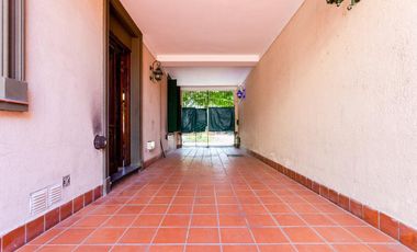 Casa en  Banfield  de corte antiguo reciclada a nuevo. Ideal dos familias .