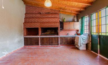 Casa en  Banfield  de corte antiguo reciclada a nuevo. Ideal dos familias .