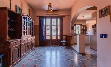 Casa en  Banfield  de corte antiguo reciclada a nuevo. Ideal dos familias .
