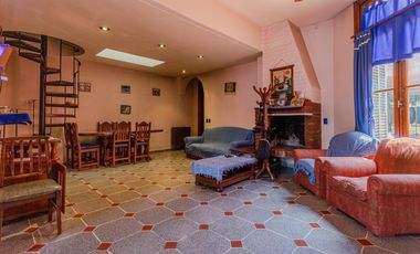 Casa en  Banfield  de corte antiguo reciclada a nuevo. Ideal dos familias .
