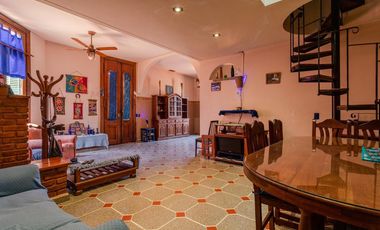 Casa en  Banfield  de corte antiguo reciclada a nuevo. Ideal dos familias .