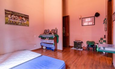 Casa en  Banfield  de corte antiguo reciclada a nuevo. Ideal dos familias .