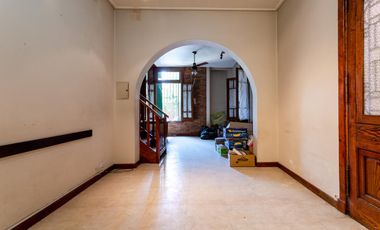 Casa en  Banfield  de corte antiguo reciclada a nuevo. Ideal dos familias .