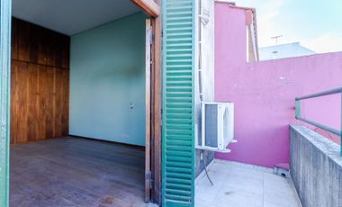 Casa en  Banfield  de corte antiguo reciclada a nuevo. Ideal dos familias .