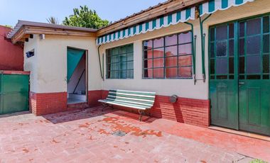 Casa en  Banfield  de corte antiguo reciclada a nuevo. Ideal dos familias .