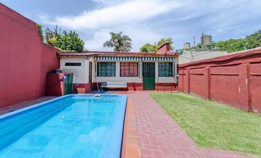 Casa en  Banfield  de corte antiguo reciclada a nuevo. Ideal dos familias .