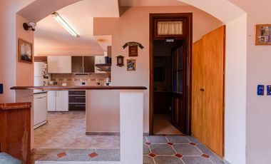 Casa en  Banfield  de corte antiguo reciclada a nuevo. Ideal dos familias .