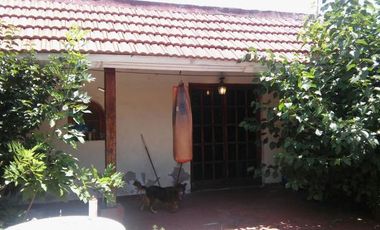 Chalet de 2 dorm, garage y espacio libre   Dpto al fondo. Banfield E.