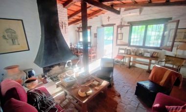Casa en San Isidro . JESUS MARÍA , a mts del Camino Real, sobre el pasaje Molina Campos .