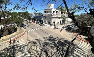 IMPORTANTE PROPIEDAD EN CALLE URQUIZA 238