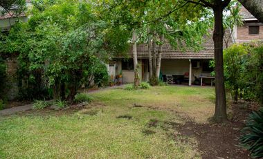 Casa de 5 ambientes con cochera en venta en Martinez