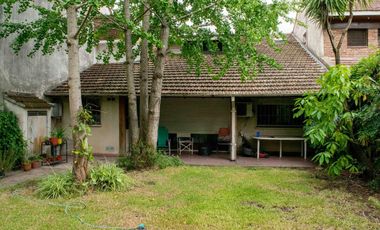 Casa de 5 ambientes con cochera en venta en Martinez