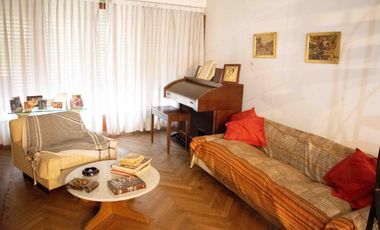 Casa de 5 ambientes con cochera en venta en Martinez