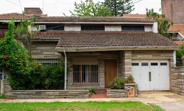 Casa de 5 ambientes con cochera en venta en Martinez