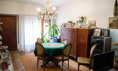 Casa de 5 ambientes con cochera en venta en Martinez