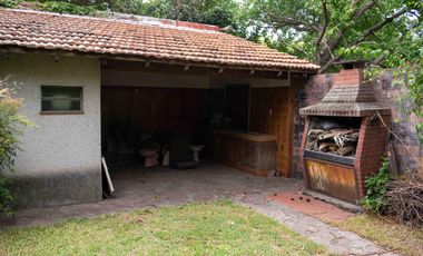 Casa de 5 ambientes con cochera en venta en Martinez