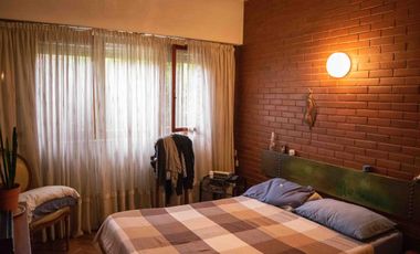 Casa de 5 ambientes con cochera en venta en Martinez