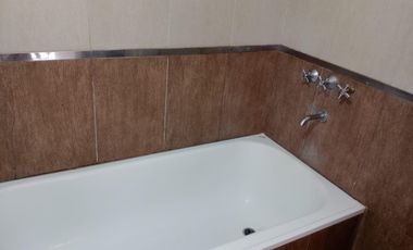 Dpto de 2 ambientes al contrafrente con balcón. Ideal inversión. Alquilado h/03/2024.-