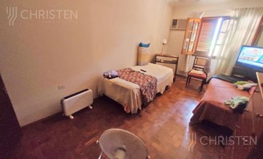 Casa de 3 habitaciones escritorio cochera y pileta Barrio Sur