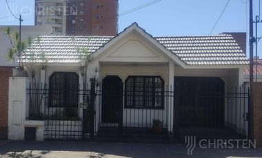 Casa de 3 habitaciones escritorio cochera y pileta Barrio Sur