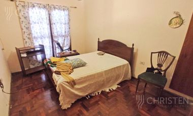 Casa de 3 habitaciones escritorio cochera y pileta Barrio Sur