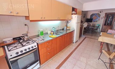 Casa de 3 habitaciones escritorio cochera y pileta Barrio Sur