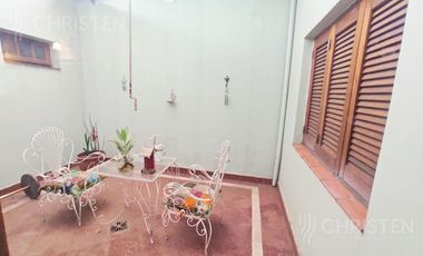 Casa de 3 habitaciones escritorio cochera y pileta Barrio Sur
