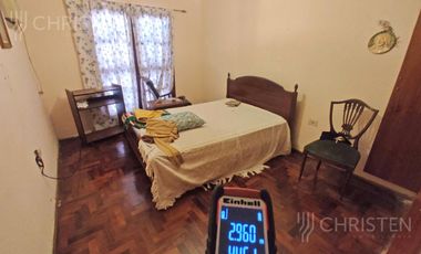 Casa de 3 habitaciones escritorio cochera y pileta Barrio Sur