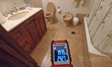 Casa de 3 habitaciones escritorio cochera y pileta Barrio Sur