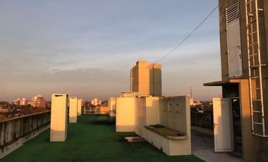 Dpto de 2 dormit., living comedor, balcón con parrillero, cocina, íntimo. baño, cochera y amenities.