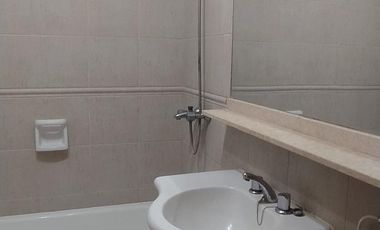 Dpto de 2 dormit., living comedor, balcón con parrillero, cocina, íntimo. baño, cochera y amenities.