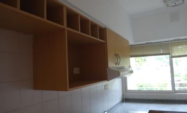 Dpto de 2 dormit., living comedor, balcón con parrillero, cocina, íntimo. baño, cochera y amenities.