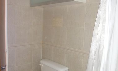 Dpto de 2 dormit., living comedor, balcón con parrillero, cocina, íntimo. baño, cochera y amenities.