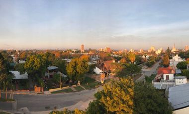 Dpto de 2 dormit., living comedor, balcón con parrillero, cocina, íntimo. baño, cochera y amenities.