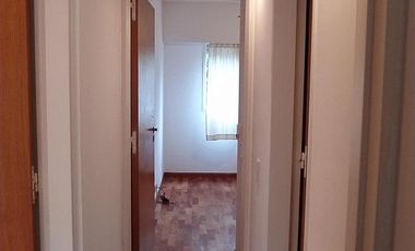 Dpto de 2 dormit., living comedor, balcón con parrillero, cocina, íntimo. baño, cochera y amenities.