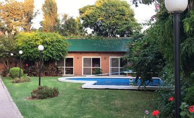 Dpto de 2 dormit., living comedor, balcón con parrillero, cocina, íntimo. baño, cochera y amenities.