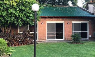 Dpto de 2 dormit., living comedor, balcón con parrillero, cocina, íntimo. baño, cochera y amenities.